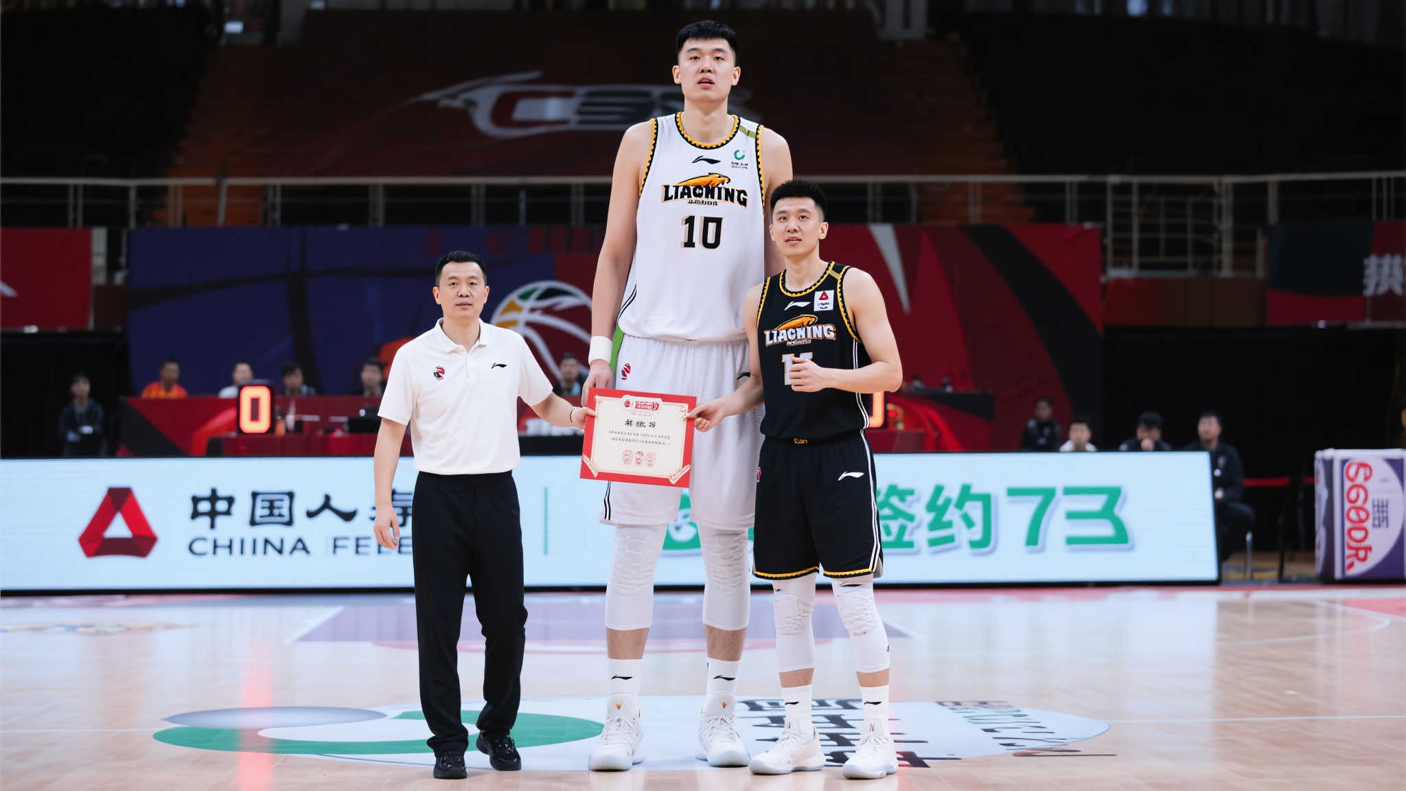 辽篮续签2.13米中锋3年，接班韩德君希望落空，一技之长赢得杨鸣青睐